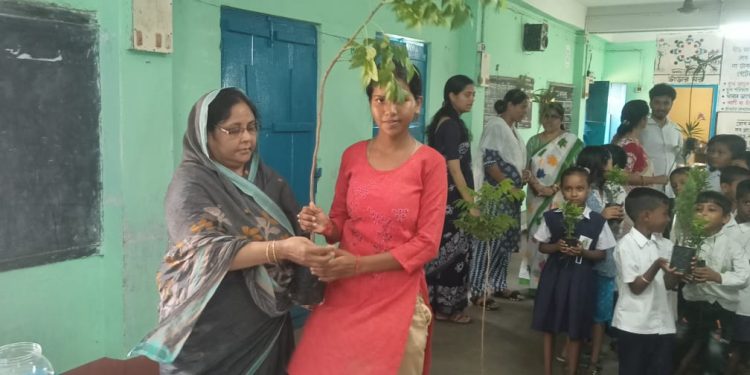 নিজের জন্মদিনে গাছের চারা বিলি করলেন বাগনান কলেজের ছাত্রী