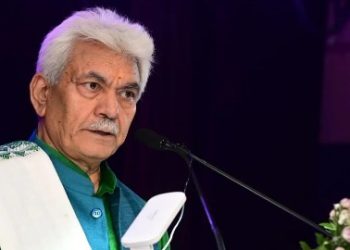 জম্মু ও কাশ্মীরের মাটি থেকে সন্ত্রাসবাদ এবং এর সমর্থকদের নির্মূল করার প্রতিজ্ঞা করলেন এলজি মনোজ সিনহা