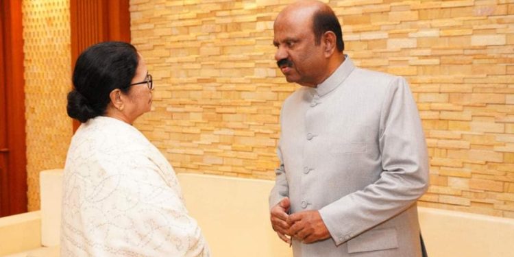 ‘রাজভবনে মেয়েরা যেতে ভয় পাচ্ছে’ : রাজ্যপালের ‘চরিত্র’ নিয়ে প্রশ্ন তুললেন মমতা ব্যানার্জি