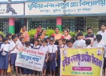 এসি মেশিনের বিকল্প গাছ,প্রকৃতিকে সুরক্ষিত করতে শিক্ষামূলক ভ্রমণে বেরিয়ে শুধুই হরেক রকম গাছের বীজ ছড়ালো খুদে পড়ুয়ারা