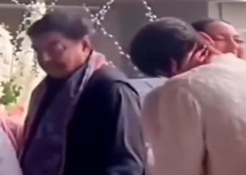 মেয়ের বিয়ে মিটতেই হাসপাতালে ভর্তি শত্রুঘ্ন সিনহা, দিদি সোনাক্ষীর বিয়েতে অনুপস্থিতির কারন ব্যাখ্যা করলেন লব সিনহা