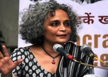 লেখিকা অরুন্ধতী রায়ের বিরুদ্ধে ইউএপিএর অধীনে মামলার অনুমোদন দিয়েছেন দিল্লির এলজি