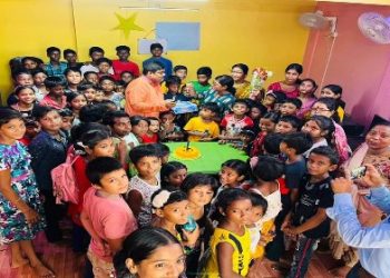 শিশুদের মাঝে নিজের জন্মদিন পালন করলেন দুর্গাপুরের বিশিষ্ট অস্থিরোগ বিশেষজ্ঞ