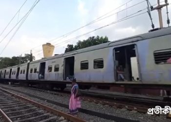 নিজের শিশুপুত্রকে কোলে নিয়ে চলন্ত ট্রেনের সামনে ঝাঁপ দিয়ে আত্মঘাতী যুবক