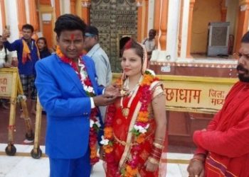 ছুতোর শ্রমিকের কাজ করে স্ত্রীকে লেখাপড়া শেখান, সরকারি চাকরি পেতেই স্বামীকে ত্যাগ করলেন তরুনী