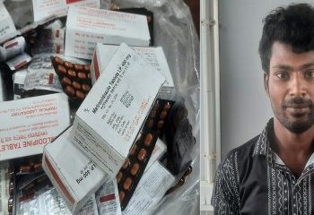 রাস্তায় পড়ে থাকা প্যাকেটবন্দি হাসপাতালের ওষুধ পুলিশের হাতে তুলে দিলেন ফেরিওয়ালা যুবক