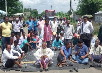 যথাযথ বীমার দাবিতে পথ অবরোধ করল মেমারি-২ ব্লকের বোহার-১ পঞ্চায়েতের চাষিরা