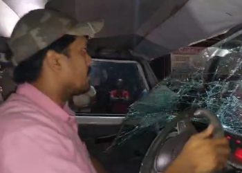 আসানসোলে পুলিশের উপর হামলা, গাড়ি ভাঙচুর,আটক ৩