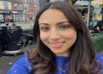 শ্রীমদ্ভাগবত গীতা স্পর্শ করে শপথ নিলেন গুজরাট বংশোদ্ভূত ব্রিটিশ সাংসদ শিবানী রাজা