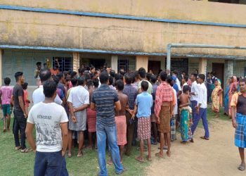 ছাত্রীদের সাথে অশালীন আচরণের অভিযোগে ভাতারের স্কুলের প্রধান শিক্ষককে ঘিরে তুমুল বিক্ষোভ