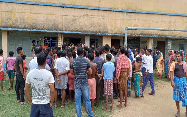 ছাত্রীদের সাথে অশালীন আচরণের অভিযোগে ভাতারের স্কুলের প্রধান শিক্ষককে ঘিরে তুমুল বিক্ষোভ