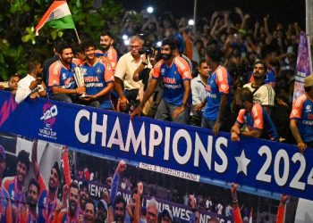 টি-২০ বিশ্বকাপ চ্যাম্পিয়নদের ১২৫ কোটি টাকার চেক তুলে দিল বিসিসিআই, রোড শোয়ে ব্যাপক উন্মাদনা