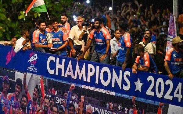 টি-২০ বিশ্বকাপ চ্যাম্পিয়নদের ১২৫ কোটি টাকার চেক তুলে দিল বিসিসিআই, রোড শোয়ে ব্যাপক উন্মাদনা