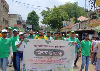 সবুজায়নের লক্ষ্যে গাছের চারা বিলি করে সচেতনতামূলক প্রচারে ‘সেভ ট্রি সেভ ওয়ার্ল্ড’