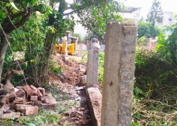 আদালতের নির্দেশে বেআইনিভাবে নির্মিত ইঁটের পাচিল ভেঙে দিল কাটোয়া পুরসভা