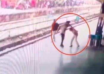 জম্মু রেলওয়ে স্টেশনে আরপিএফ কনস্টেবলকে ছুরি দিয়ে এলোপাথাড়ি কোপালো দুষ্কৃতী, দাঁড়িয়ে দেখল রেলযাত্রীরা