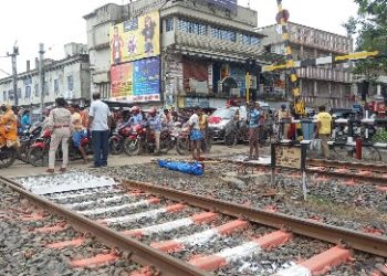দুই নাতনির সাথে ঝুঁকি নিয়ে রেললাইন পারাপার করাতে গিয়ে ট্রেনের চাকায় কাটা পড়লেন কাটোয়ার প্রৌঢ়