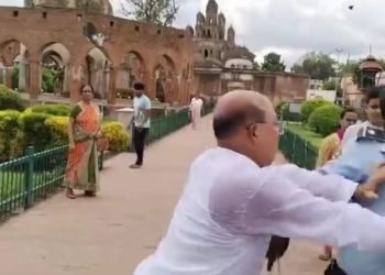 রাজবাড়ির নিয়ম কানুনকে বুড়ো আঙুল দেখিয়ে রক্ষীকে ধাক্কা দিয়ে দাদাগিরি কালনা পুরসভার চেয়ারম্যানের