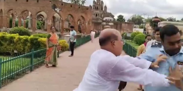 রাজবাড়ির নিয়ম কানুনকে বুড়ো আঙুল দেখিয়ে রক্ষীকে ধাক্কা দিয়ে দাদাগিরি কালনা পুরসভার চেয়ারম্যানের