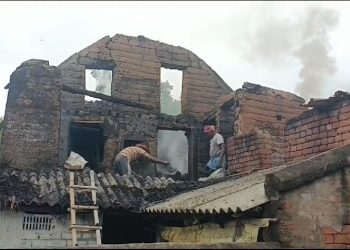 রহস্যজনকভাবে আগুন লেগে ভস্মীভূত মাটির বাড়ি, বরাত জোরে প্রাণে বাঁচলেন দম্পতি