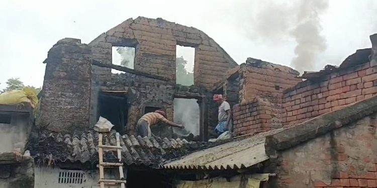 রহস্যজনকভাবে আগুন লেগে ভস্মীভূত মাটির বাড়ি, বরাত জোরে প্রাণে বাঁচলেন দম্পতি