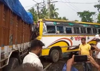 মেমারিতে যাত্রীবাহী বাস ও লরির মুখোমুখি সংঘর্ষ, আহত বেশ কয়েকজন, স্পীড ব্রেকারের দাবিতে পথ অবরোধ