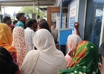 মুর্শিদাবাদের ডোমকলের স্কুলের গাছে বজ্রপাতে অসুস্থ কয়েক ডজন পড়ুয়া