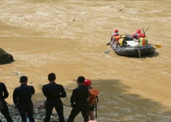 এখনো খোঁজ মেলেনি নেপালের ত্রিশূলী নদীতে নিখোঁজ হওয়া দুটি যাত্রীবাহী বাসের