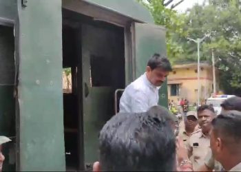 সিআইডিকে হুমকি দেওয়ার অভিযোগে মামলা সোনার দোকানে ডাকাতির ঘটনায় যুক্ত দুষ্কৃতীর বিরুদ্ধে