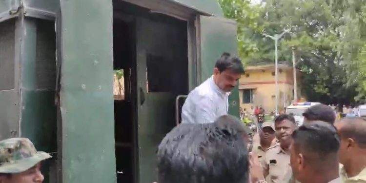 সিআইডিকে হুমকি দেওয়ার অভিযোগে মামলা সোনার দোকানে ডাকাতির ঘটনায় যুক্ত দুষ্কৃতীর বিরুদ্ধে