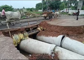 বৃষ্টি চলাকালীন রাণীগঞ্জের বল্লভপুরে সেতু ভেঙে বন্ধ যান চলাচল