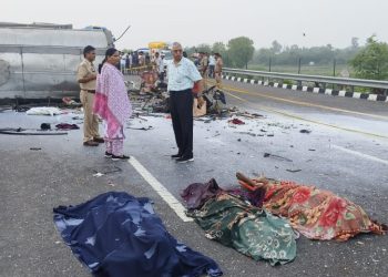 উন্নাওতে ডাবল ডেকার বাসের পিছনে ধাক্কা দুধের ট্যাঙ্কারের,মৃত শিশুসহ ১৮, আহত অন্তত ৩০