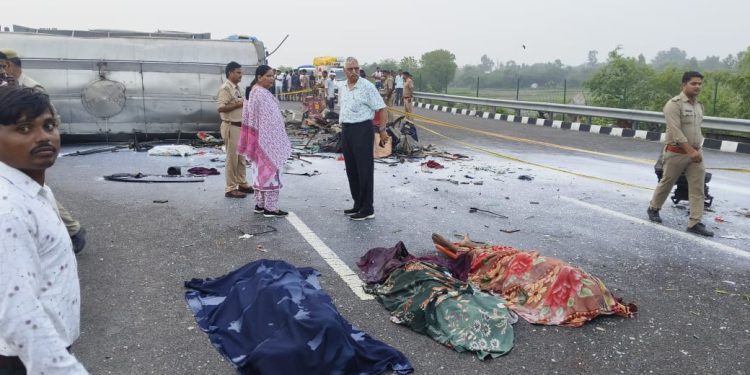 উন্নাওতে ডাবল ডেকার বাসের পিছনে ধাক্কা দুধের ট্যাঙ্কারের,মৃত শিশুসহ ১৮, আহত অন্তত ৩০
