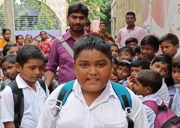 ‘প্রিয় শিক্ষক’কে বদলির প্রতিবাদে আউশগ্রামের অভিরামপুর প্রাথমিক বিদ্যালয়ে তালা ঝুলিয়ে বিক্ষোভ