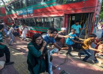 বাংলাদেশে সংরক্ষণ বিরোধী হিংসাত্মক আন্দোলনে মৃত ৪১, বন্ধ স্কুল-কলেজ-অফিস-ইন্টারনেট, ভারতীয়দের সতর্ক করল নিয়ে বিদেশ মন্ত্রক