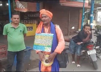 গনপিটুনির ঘটনায় অভিযুক্তদের ফাঁসির দাবিতে গান গেয়ে বেড়াচ্ছেন বর্ধমানের বাউলশিল্পি স্বপন