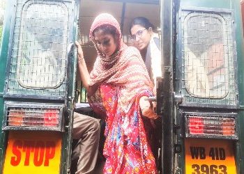 স্বামীর সঙ্গে পরকীয়া সন্দেহে প্রতিবেশী বধূর উপর অ্যাসিড হামলার অভিযোগ মহিলার বিরুদ্ধে