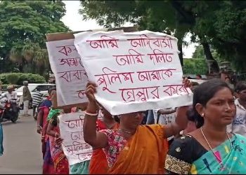 গ্রাম দিয়ে বেআইনি কয়লা ও বালি ভর্তি গাড়ি যাতায়তের প্রতিবাদ করায় গ্রেফতার ! প্রতিবাদে বিক্ষোভ আদিবাসীদের