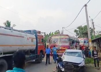 মন্তেশ্বরে যাত্রীবাহী বাস ও চারচাকা গাড়ির মুখোমুখি সংঘর্ষ, গুরুতর আহত গাড়ি চালক