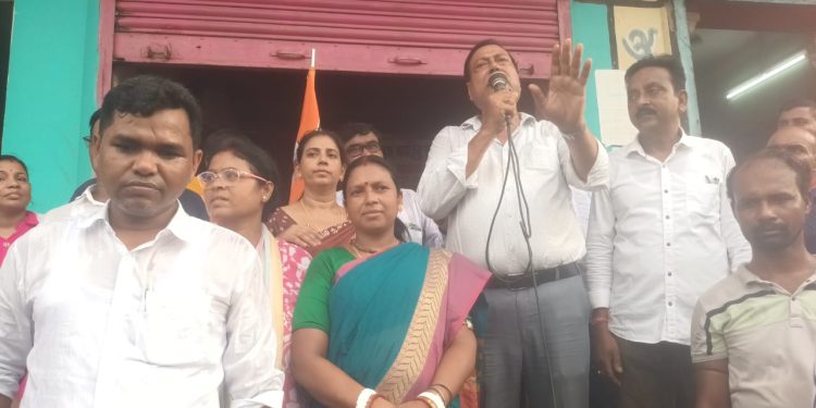 রাস্তায় নেমে এল তৃণমূলের গোষ্ঠী কোন্দল, পথসভা করে দাঁইহাটে পুরসভার চেয়ারম্যানের বিরুদ্ধে তোপ দাগলেন কাউন্সিলররা