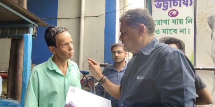 ‘জো হামারে সাথ,হাম উস্কা সাথ’, শুভেন্দুর এই মত ও পথেরই যেন পথিক সৌমিত্র খাঁ, অসুস্থ তৃণমূল কর্মীকে তিনি দিলেন না শংসাপত্র