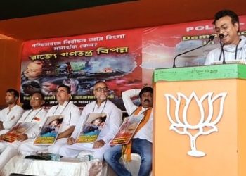 ‘মগের মুলুক চলছে চলুক চাইছে মহারানী’ : মুখ্যমন্ত্রীকে নিয়ে স্বরচিত কবিতা পাঠ করে তোলপাড় ফেলে দিয়েছেন রুদ্রনীল ঘোষ