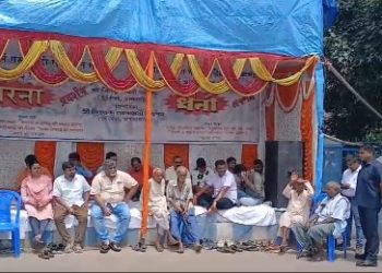 বিভিন্ন দাবিতে ধর্ণায় আসানসোলের প্রাক্তন মেয়র