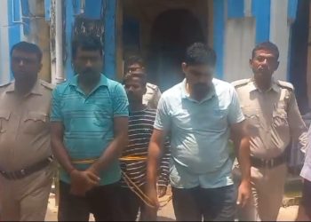 নীল বাতি লাগানো গাড়িতে গাঁজা পাচার, ১০০ কেজি গাঁজা সহ বর্ধমানে গ্রেপ্তার দুই গাঁজা পাচারকারী