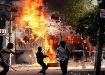 ব্যাপক নাশকতা চালাচ্ছে জামাত, থানায় তালা ঝুলিয়ে ১১ পুলিশকে জীবন্ত পুড়িয়ে হত্যা, হিন্দু বাড়ি ও মন্দিরে হামলা, বহু সরকারি ভবনে অগ্নিসংযোগ, চুড়ান্ত নৈরাজ্য বাংলাদেশে, ভ্রমণে নিষেধাজ্ঞা জারি করল ভারত