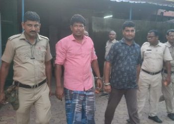 দুই চোরকে গ্রেফতারের জেরে তৃণমূলের দুই গোষ্ঠীর সংঘর্ষে বোমাবাজি ও গুলি চালানোর ঘটনায় মঙ্গলকোটে গ্রেফতার ২