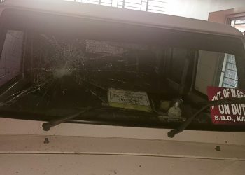 ওভারলোডিং গাড়ির পিছু ধাওয়া করার সময় ভিন এলাকায় এমভিআই বিভাগের গাড়ি ভাঙচুর ! চায়ের দোকানদারকে বেদম পেটানোর অভিযোগ