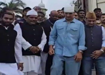 হাজি আলী দরগায় ১.২১ কোটি টাকা দান করলেন অভিনেতা অক্ষয় কুমার