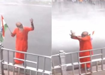 ‘নবান্ন অভিযান’ : জলকামান ও কাঁদানে গ্যাস ছোড়া পুলিশকে হাতে চুড়ি পরার ইশারা করলেন বৃদ্ধ সন্নাসী