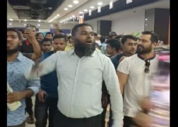 ভারতকে উঠতে বসতে গালাগালি করা বাংলাদেশি মৌলবাদীরা ভিসা না পেয়ে বিক্ষোভ দেখাল ভারতীয় ভিসা আবেদন কেন্দ্রেগুলিতে